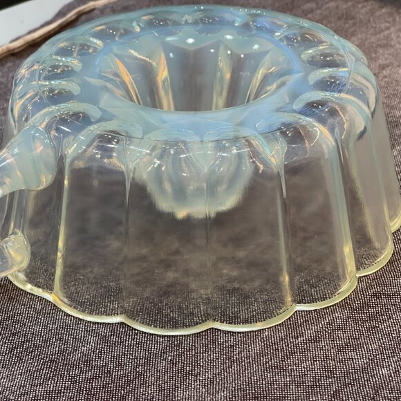 Vintage Opalescent Citrus Reamer — H.C. Fry “Pearl Glass,” c. 1920s - Picture 8 of 16